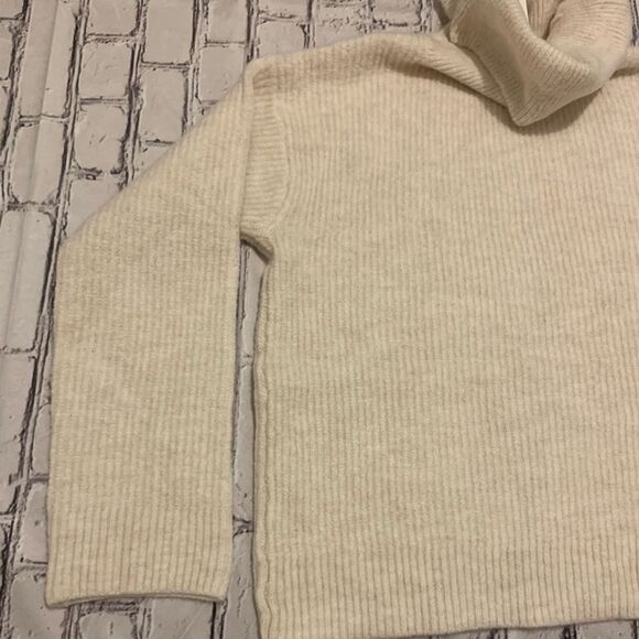 BB Dakota Turtleneck Ribbed sweater NWT Small - Picture 4 of 6